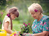 Das Bild zeigt eine zufriedene Seniorin mit ihrer Enkelin