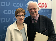 Das Bild zeigt Prof. Dr. Otto Wulff und Annegret Kramp-Karrenbauer