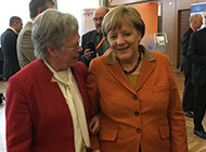 Helga Karp und Angela Merkel