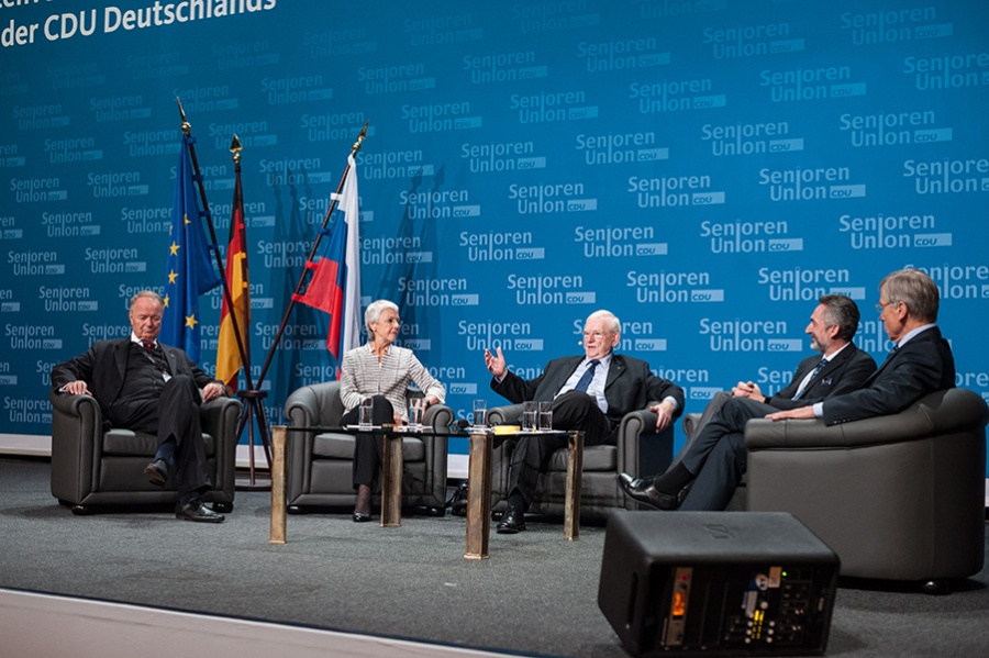 Podiumsdiskussion zum deutsch-russischen Verhältnis im europäischen Kontext - Dr. Ernst-Jörg von Studnitz, Prof. Dr. Gabriele Krone-Schmalz, Friedhelm Ost, Prof. Dr. Vladislav Belov, Prof. Dr. Wolfgang Clement (v.l.n.r.)