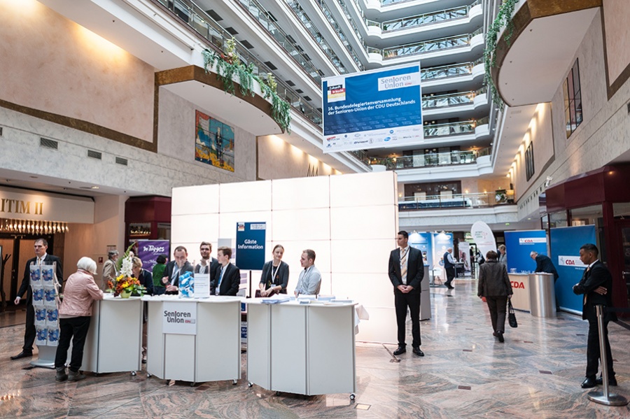 Foyer des Maritim Hotels in Magdeburg - Blick auf das Tagungsbüro und den Ausstellerbereich