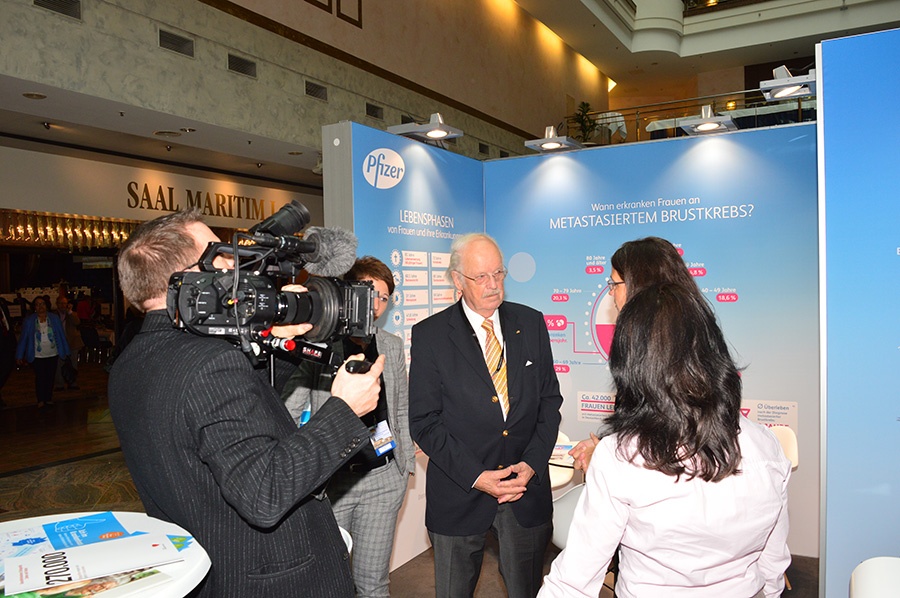 rof. Dr. Otto Wulff im Interview bei Aussteller und Sponsor Pfizer