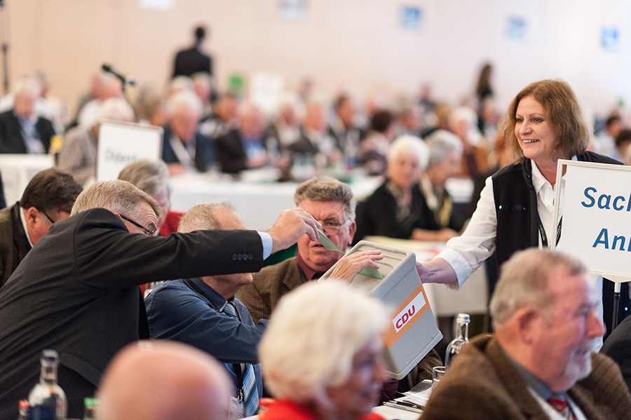 Delegierte der 16. Bundesdelegiertenversammlung bei der Stimmabgabe