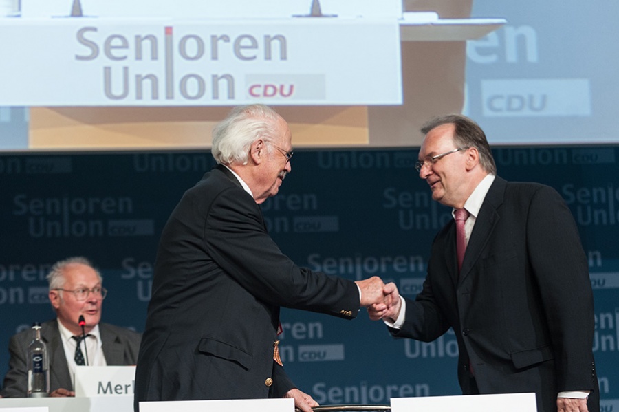 Der Bundesvorsitzende begrüßt den Ministerpräsidenten von Sachsen-Anhalt - Prof. Dr. Otto Wulff und Dr. Reiner Haseloff (v.l.n.r.)