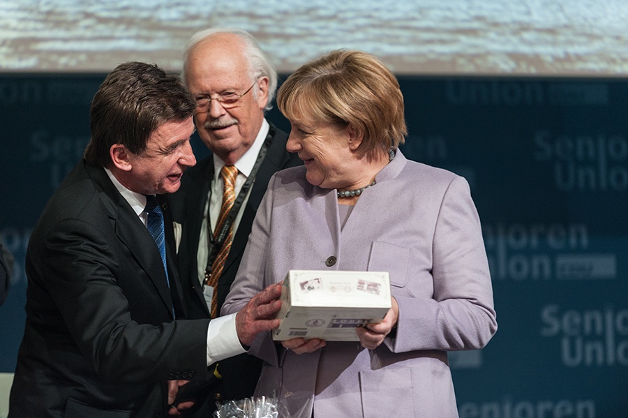 Überreichung eines Präsentes an die Bundeskanzlerin und Bundesvorsitzende der CDU - Heinz Soth, Prof. Dr. Otto Wulff, Dr. Angela Merkel (v.l.n.r.)