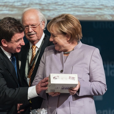 Überreichung eines Präsentes an die Bundeskanzlerin und Bundesvorsitzende der CDU - Heinz Soth, Prof. Dr. Otto Wulff, Dr. Angela Merkel (v.l.n.r.)