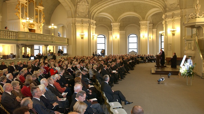 Verleihung der goldenen Medaille für Völkerverständigung und Versöhnung 2003