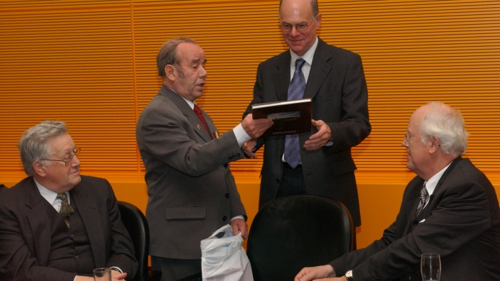Verleihung der „Goldenen Medaille"